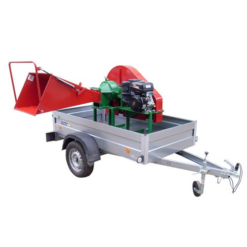 Towed wood chipper - PIRANA LONGA 14HP ON THE CHASSIS - Bystroň - Integrace s.r.o. - mounted / gasoline