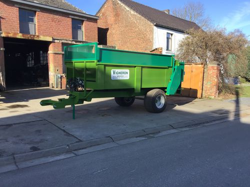 Towed manure spreader - Atelierhoussa - verticals beaters / single-axle / compost