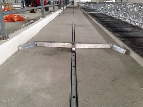 Chain manure scraper - DIAMAK - straight / hydraulic