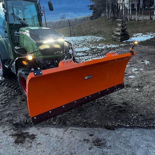 Straight snow plough - COSTRUZIONI METALLICHE DM di Dario Marignoni - with rubber scraper / on 3-point tractor front linkage / with hydraulic adjustment