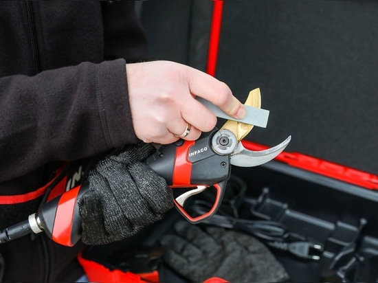 Verwendung des Schleifsteins an der elektrischen F3020-Schneidschere