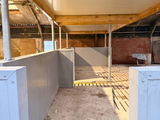 Vergeer Dairy Farm: Milking Robot Rooms with Combiboard Zeta 175mm