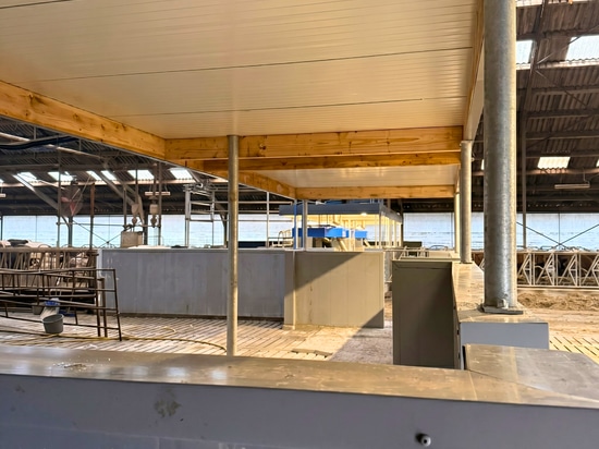 Vergeer Dairy Farm: Milking Robot Rooms with Combiboard Zeta 175mm