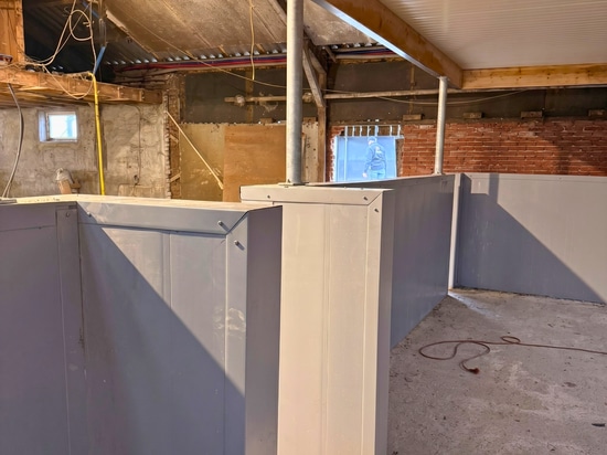 Vergeer Dairy Farm: Milking Robot Rooms with Combiboard Zeta 175mm