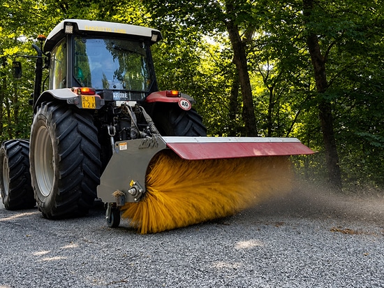 Post-mowing cleaning: why it matters for the safety of municipal roads