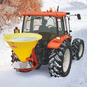 spargisale montato su trattore