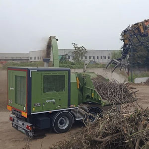 cippatrice montata su camion