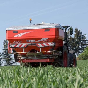 distributore per concime montato su trattore