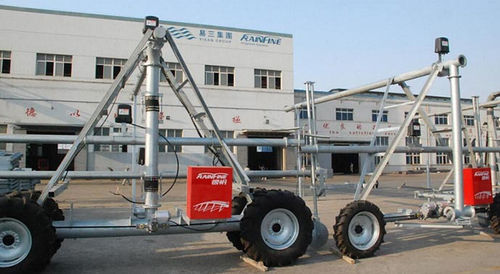 Ala piovana con alimentazione tramite tubo - Rainfine Irrigation Company - a 6 ruote / con guida tramite cavi sotterranei