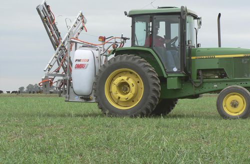 Atomizzatore con attacco a tre punti - PM600 - Maquinas Agricolas Ombu SA - per grandi colture / idraulico / a bracci richiudibili