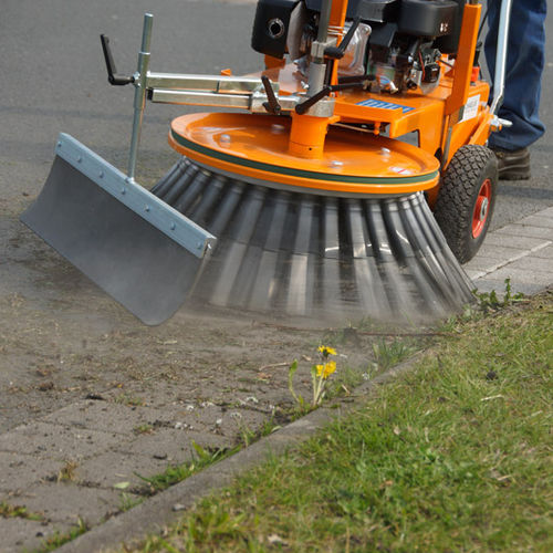 Spazzatrice con guida da terra - KM 12 SV - Michaelis Maschinenbau GmbH - stradale / per stalla / allineatrice
