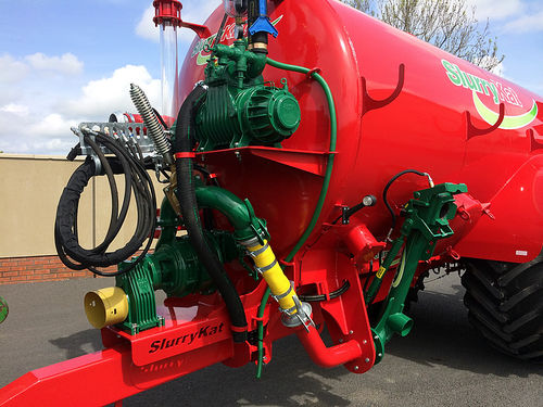 Spandiletame a 2 assi - SlurryKat Ltd. - ombelicale / con pompa di distribuzinoe
