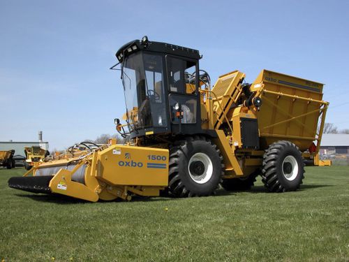 Raccoglitrice per verdure - Oxbo - 2430 - Sweere Agricultural Equipment - semovente / 2 filari