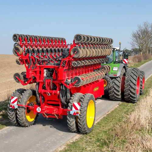 Seminatrice di precisione a tramoggia - Tempo L 8-32 - VÄDERSTAD GmbH - 24 filari / trainata / pieghevole