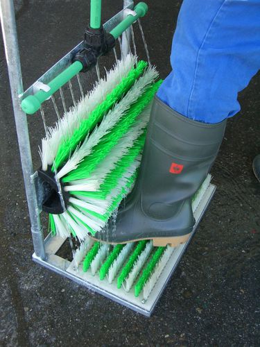 Vasca per pediluvio per stalla - Schurr Gerätebau GmbH - con spazzole