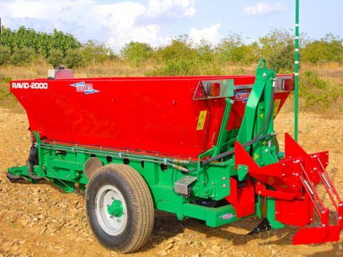 Distributore per concime trainato - RAVID - MAQUINARIA AGRICOLA SEGUES, SL - solido / a doppio disco / con GPS