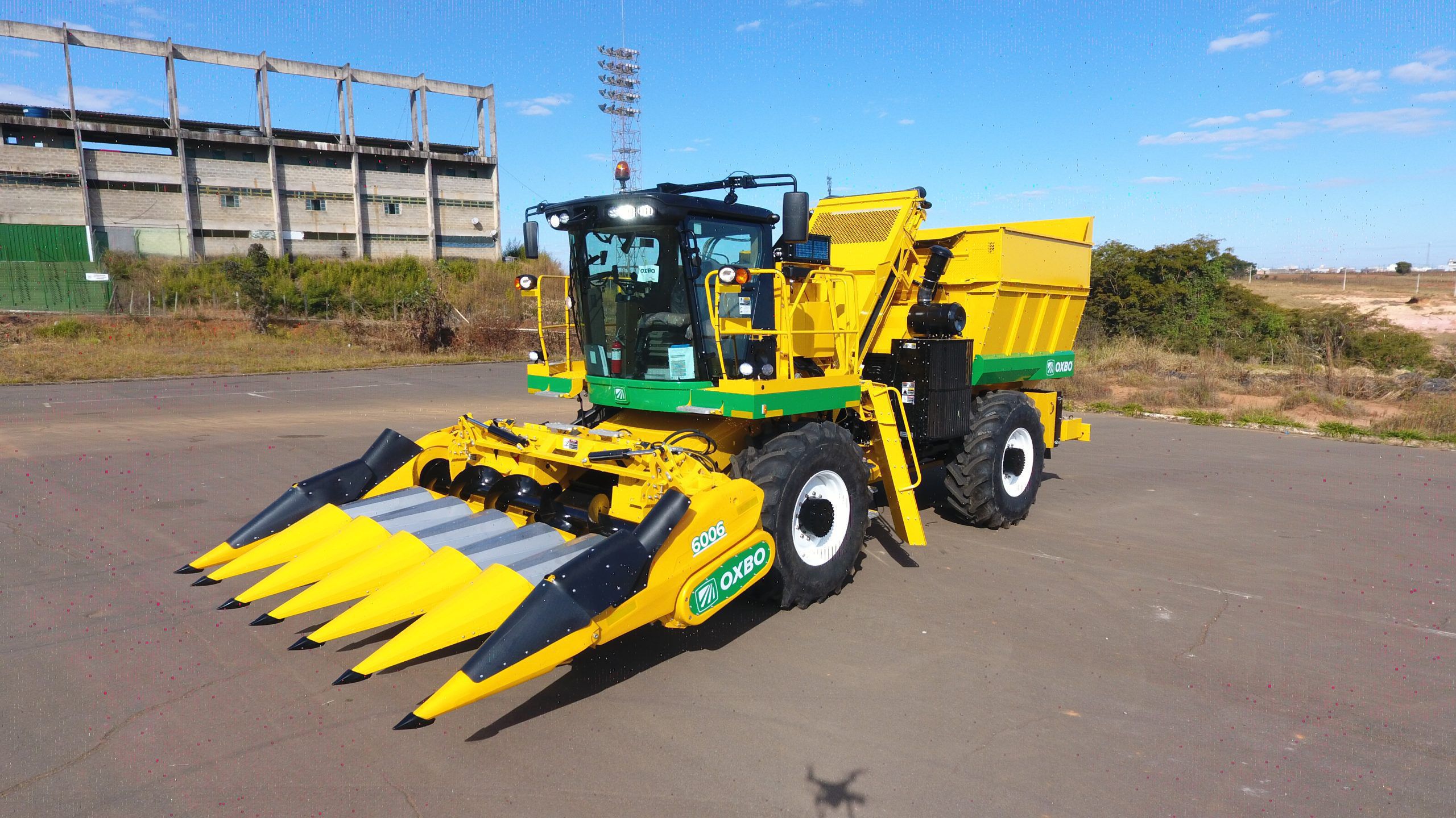 トウモロコシ用収穫機 - 2560 - Oxbo International Corporation