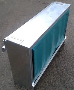 子牛用かいばおけ / 電気めっき亜鉛鋼板製 / マルチアクセス / 壁掛け式