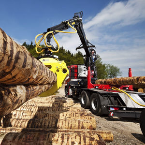 トラックへの取り付け可能木材積込機 1