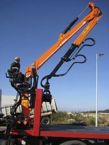 トラックへの取り付け可能木材積込機 1