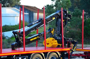 トラックへの取り付け可能木材積込機 1