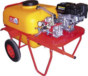 ブドウ栽培用車輪付き噴霧器
