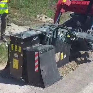 単輪溝掘り機 1