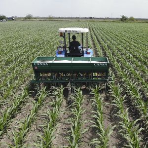 肥料散布機付きストリップ耕うん機