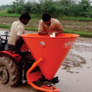車載型施肥機 - S-500 - VST Tillers Tractors Ltd. - 固体 / 遠心