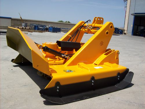 車載型マルチャー - FX CADENAS - Serrat Broyeurs - ワイヤー式 / 林業用 / PTO