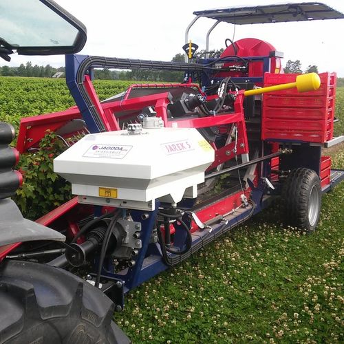 ラズベリー収穫機 - JAREK 5R - JAGODA JPS Agromachines - ベリー / 牽引式 / 1列