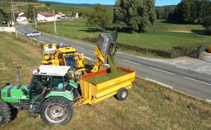 máquina de vindimar montada em trator