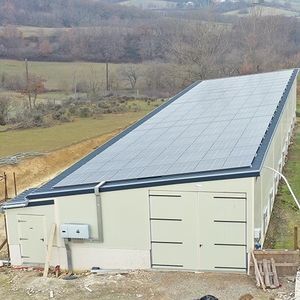 estábulo com painéis fotovoltaicos