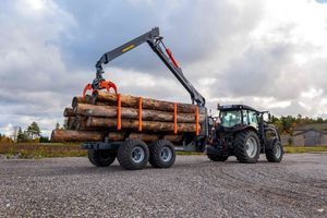 grua florestal montada em carreta