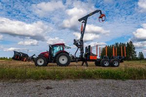 grua florestal montada em carreta