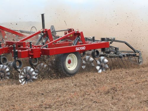 Grade de discos montada - I-1100 - Salford Group Inc. - articulada em 2 seções / com engate em 3 pontos / com ajuste hidráulico