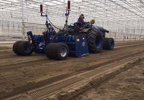 Plaina niveladora para preparação de terreno - KK series - AP Machinebouw B.V. - com guiamento por laser / montada sob o chassi