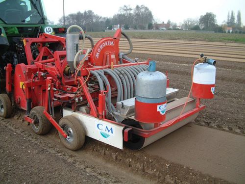 Semeadora de fluxo contínuo pneumática - CM REGERO Industries - 24 linhas / montada em trator / com engate em 3 pontos
