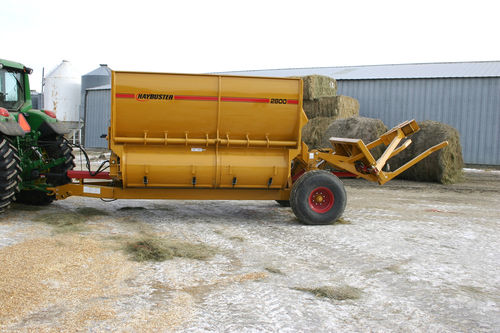 Picador e distribuidor de feno de arrasto - BALEBUSTER 2800 - Haybuster Agricultural Products - para camas de animais / para fardos redondos / para fardos quadrados