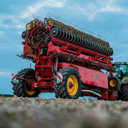 Semeadora de fluxo contínuo pneumática - Inspire 1200C/S - VÄDERSTAD GmbH - de hastes / de arrasto / com sistema de distribuição de adubo