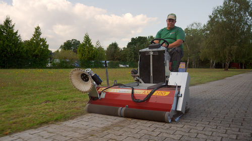 Raspador de esterco autopropelido - CM2 PRO E-Lectric - Westermann GmbH & Co. KG - reto / para piso ripado / com escova