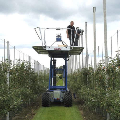 Plataforma de auxílio à colheita para pomar - Titan - Agricom - autopropelida / com altura ajustável
