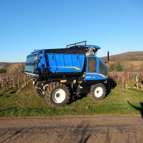 Vagão distribuidor de esterco autopropelido - TOPLINE 2400A - GRV - com batedores verticais