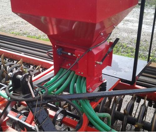 Semeadora de fluxo contínuo com tremonha - JPS 5 - Jurane Agriculture - montada em trator