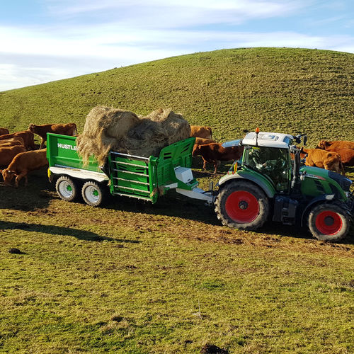 Carreta para silagem - Combi CM Multi-Feeder - Hustler Equipment - em tandem / 8 toneladas / 10 toneladas