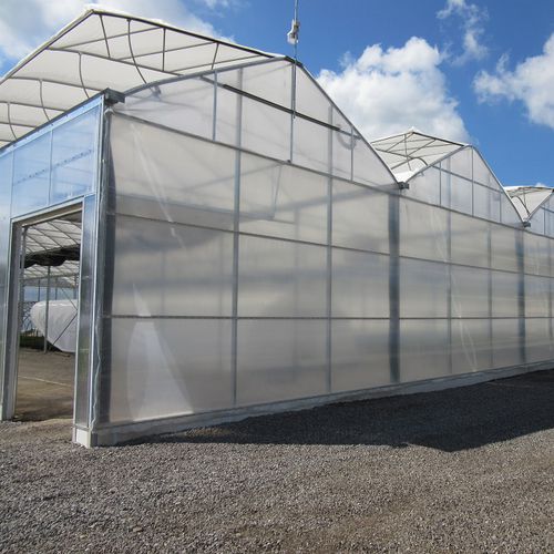 Estufa multicapela - De Cloet Greenhouse Manufacturing Ltd - em material plástico / permanente / com calhas pluviais