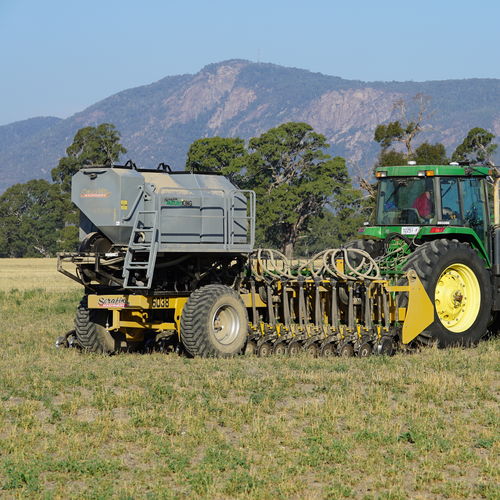 Semeadora de fluxo contínuo pneumática - Pasture King - serafinmachinery - de disco / montada em trator / de arrasto
