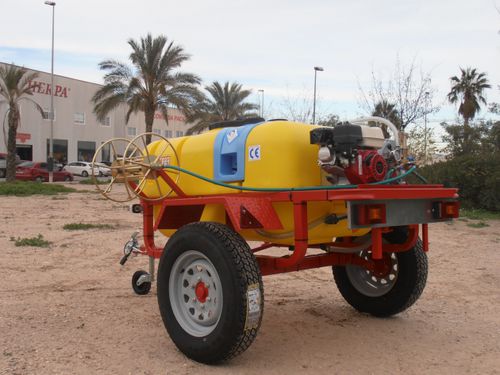 Pulverizador de arrasto - mfherpa - para grandes áreas de cultivo / com bomba de pistões / com bomba de diafragma