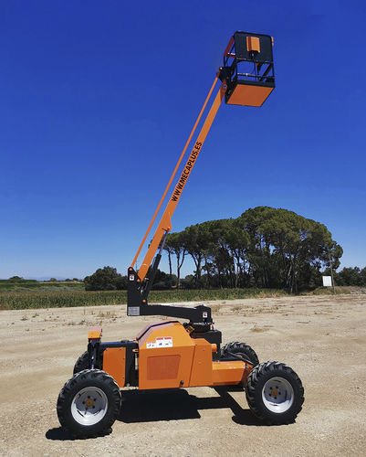 Plataforma elevatória com tração nas 4 rodas - P7-4 - MECAPLUS S.L - para poda de árvores / autopropelida / articulada