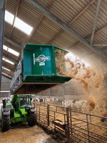 Picador e distribuidor de feno montado - ST - Spread-a-bale - para camas de animais / para fardos redondos / para fardos quadrados